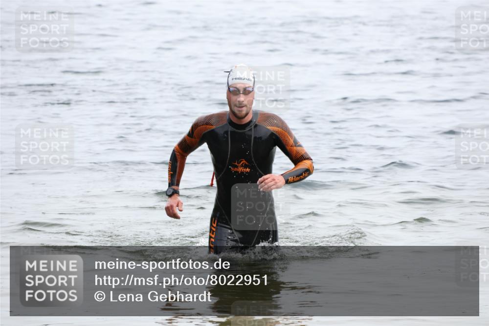 15.06.2025 - 27. Vierlanden-Triathlon Lena Gebhardt http://msf.ph/oto/8022951 15.06.2025 10:51:33 Schwimmen 676 meine-sportfotos.de
