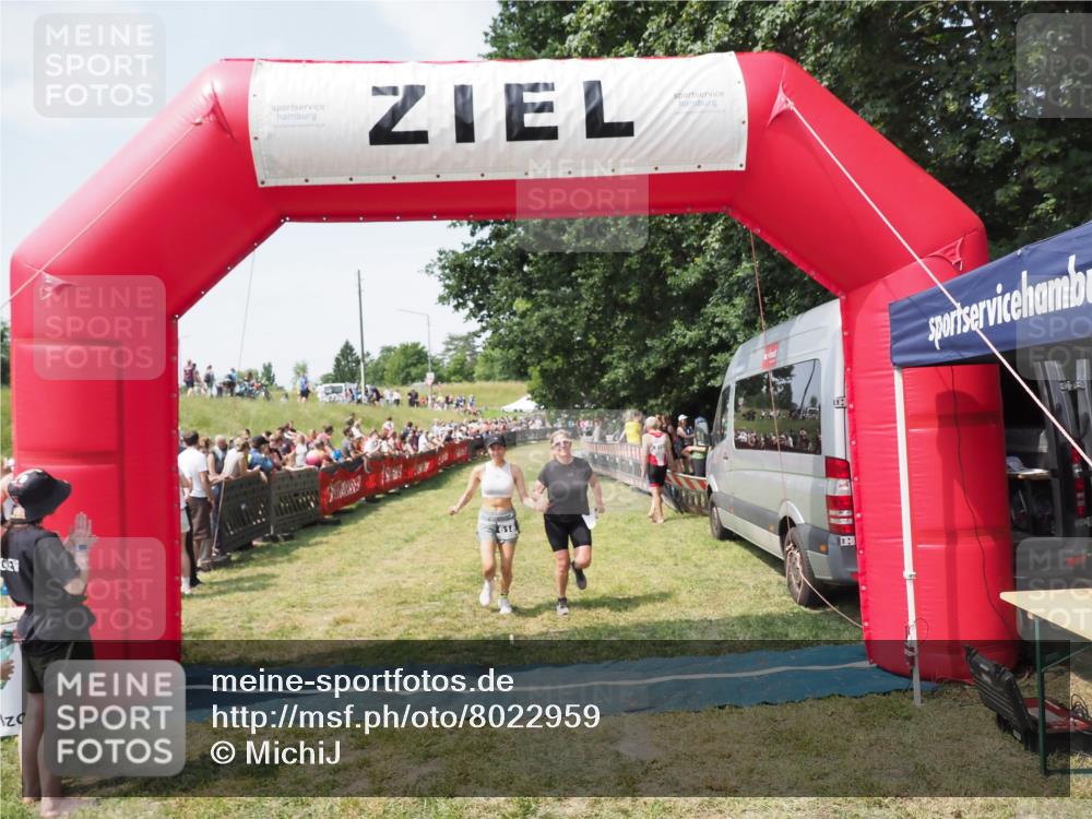 21.06.2025 - 27. Vierlanden-Triathlon MichiJ http://msf.ph/oto/8022959 15.06.2026 11:38:40 Ziel 484, 618 meine-sportfotos.de