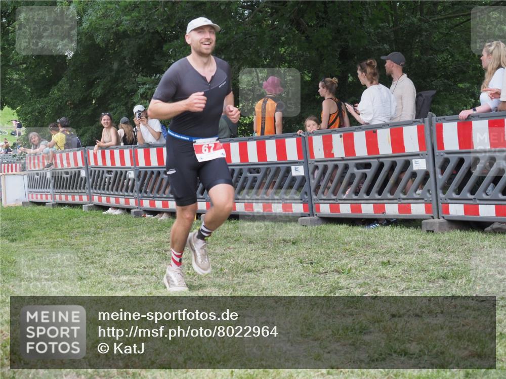 21.06.2025 - 27. Vierlanden-Triathlon KatJ http://msf.ph/oto/8022964 15.06.2025 13:22:41 Ziel 67, 642 meine-sportfotos.de