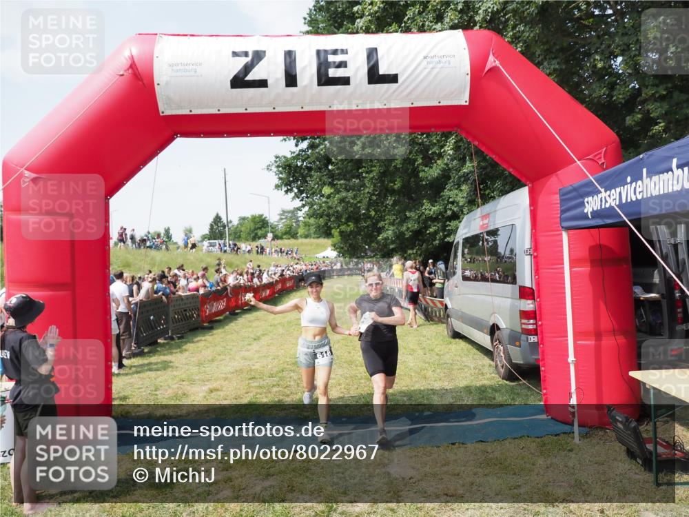 21.06.2025 - 27. Vierlanden-Triathlon MichiJ http://msf.ph/oto/8022967 15.06.2026 11:38:41 Ziel 618 meine-sportfotos.de