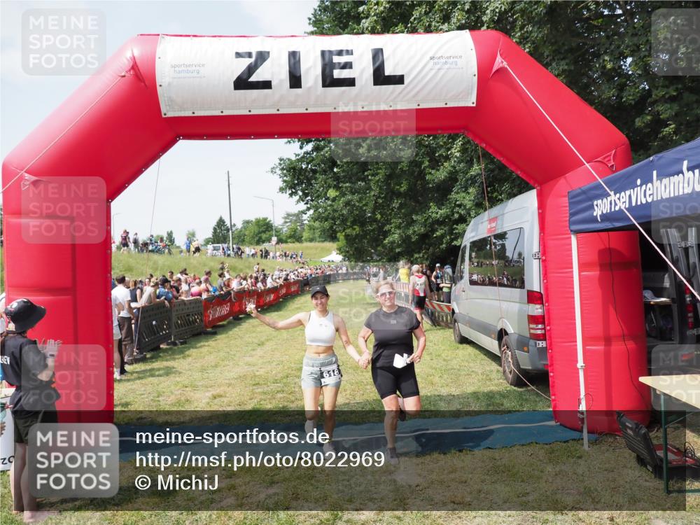 21.06.2025 - 27. Vierlanden-Triathlon MichiJ http://msf.ph/oto/8022969 15.06.2026 11:38:41 Ziel 618 meine-sportfotos.de