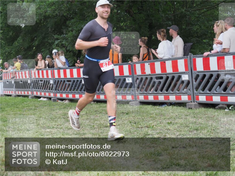 21.06.2025 - 27. Vierlanden-Triathlon KatJ http://msf.ph/oto/8022973 15.06.2025 13:22:41 Ziel 67, 642 meine-sportfotos.de