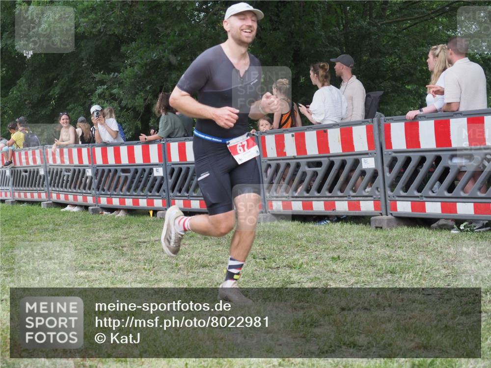 21.06.2025 - 27. Vierlanden-Triathlon KatJ http://msf.ph/oto/8022981 15.06.2025 13:22:42 Ziel 67, 642 meine-sportfotos.de