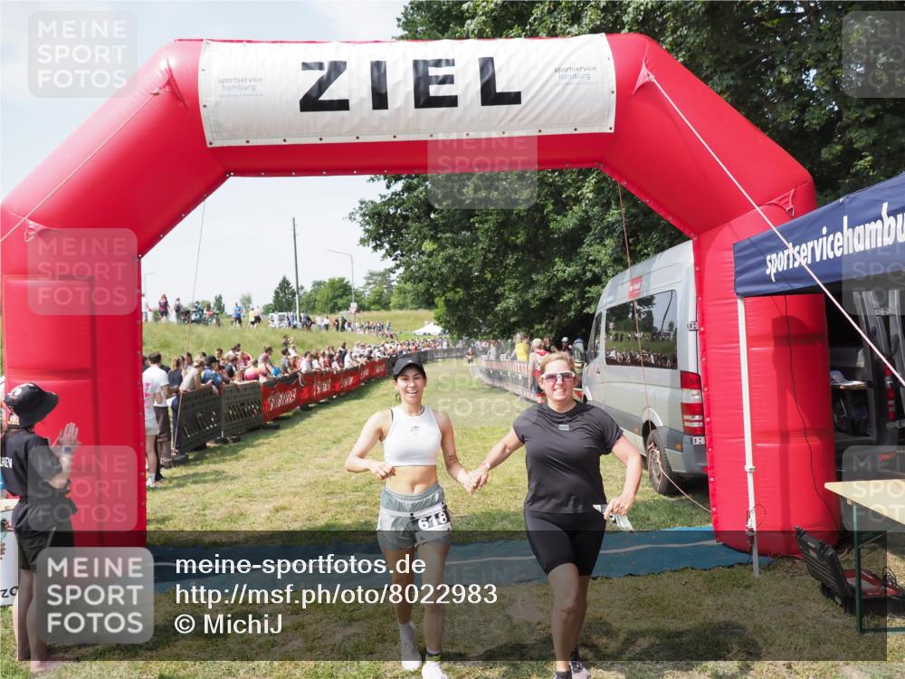 21.06.2025 - 27. Vierlanden-Triathlon MichiJ http://msf.ph/oto/8022983 15.06.2026 11:38:42 Ziel 618 meine-sportfotos.de
