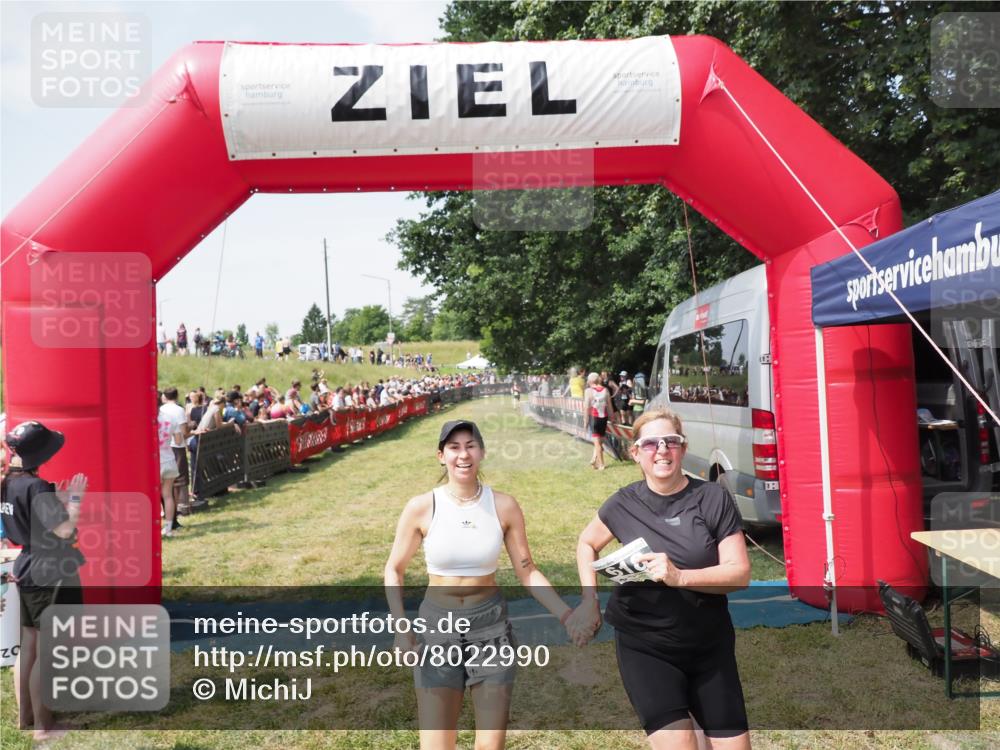 21.06.2025 - 27. Vierlanden-Triathlon MichiJ http://msf.ph/oto/8022990 15.06.2026 11:38:42 Ziel 618 meine-sportfotos.de