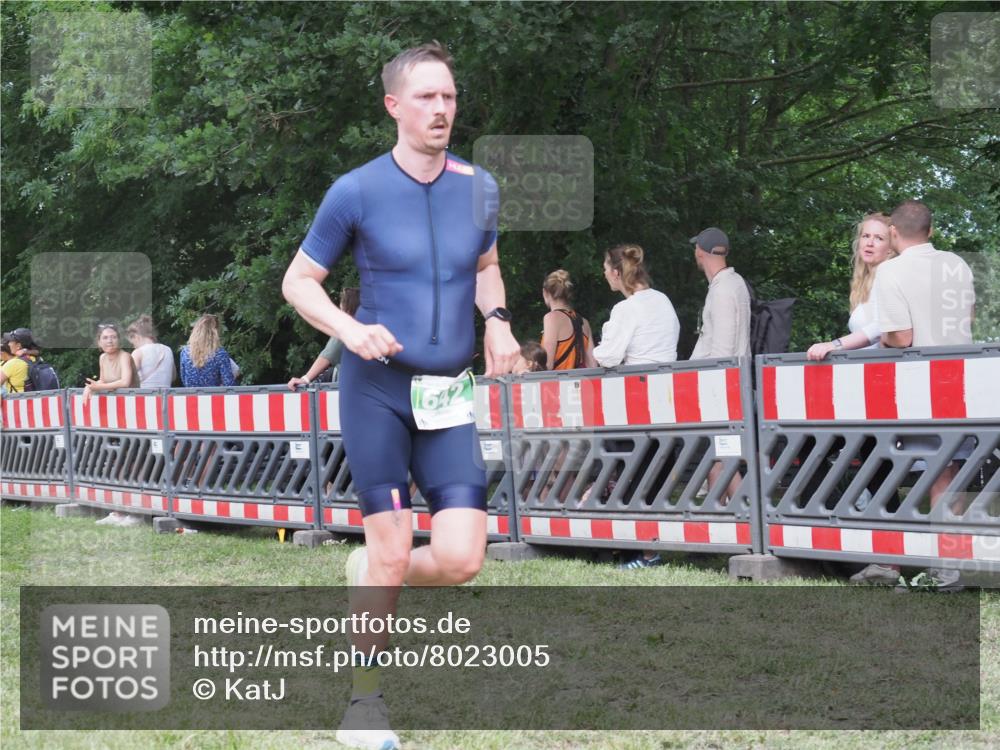 21.06.2025 - 27. Vierlanden-Triathlon KatJ http://msf.ph/oto/8023005 15.06.2025 13:22:49 Ziel 642, 841 meine-sportfotos.de
