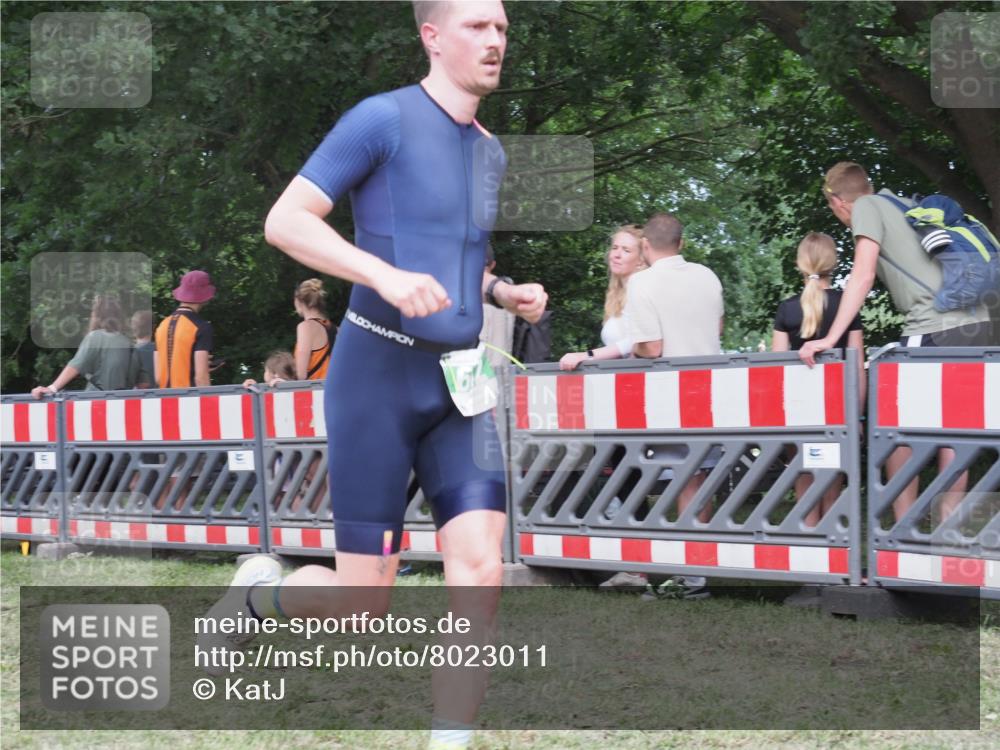 21.06.2025 - 27. Vierlanden-Triathlon KatJ http://msf.ph/oto/8023011 15.06.2025 13:22:49 Ziel 642, 841 meine-sportfotos.de