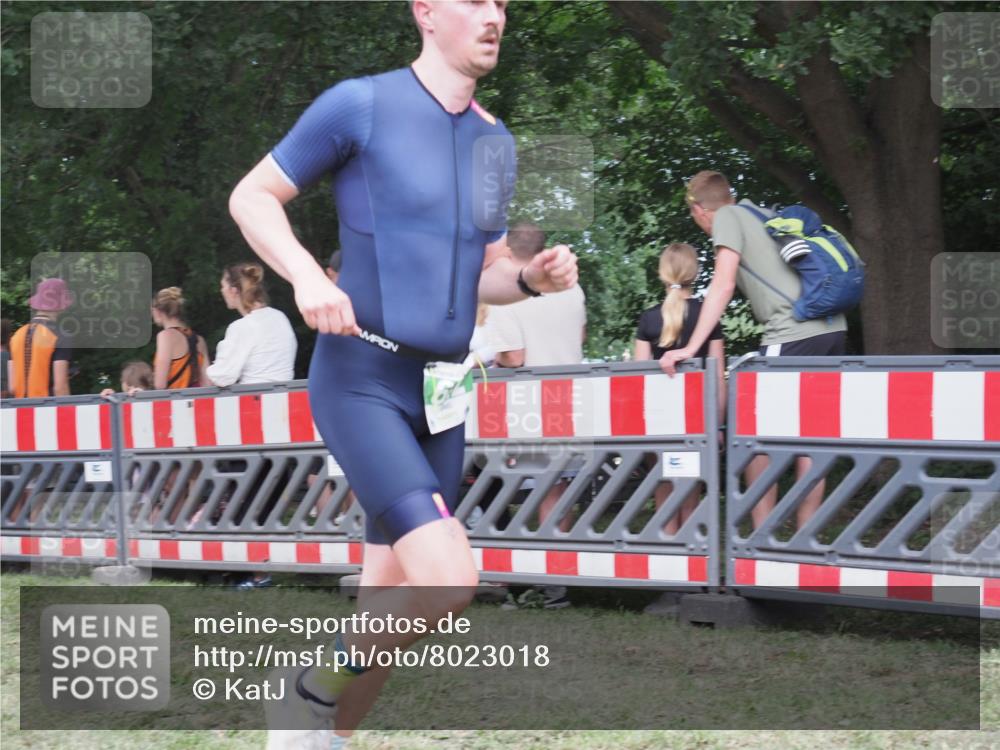 21.06.2025 - 27. Vierlanden-Triathlon KatJ http://msf.ph/oto/8023018 15.06.2025 13:22:49 Ziel 642, 841 meine-sportfotos.de