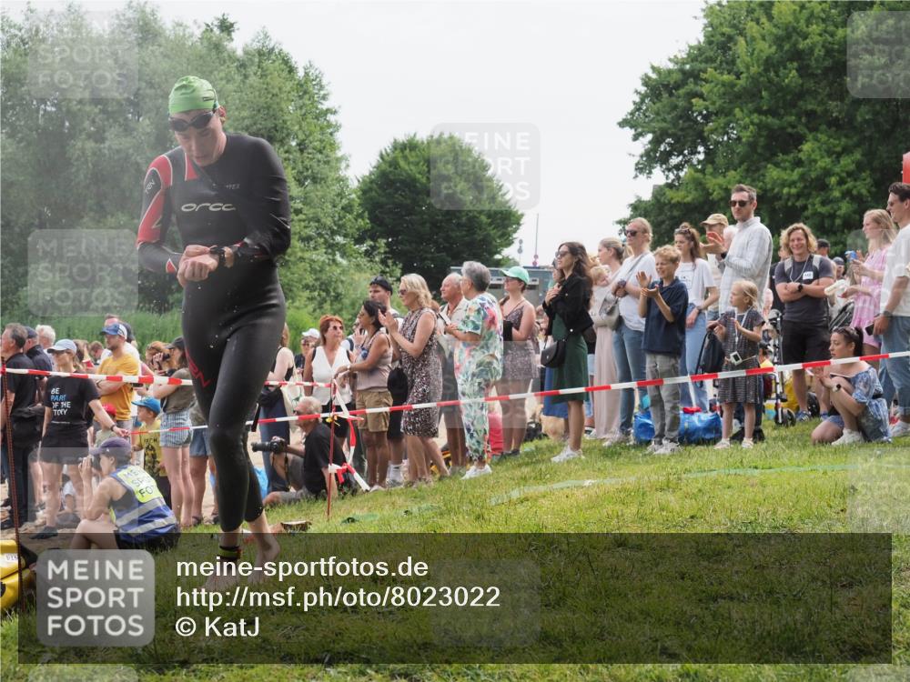 15.06.2025 - 27. Vierlanden-Triathlon KatJ http://msf.ph/oto/8023022 15.06.2025 10:55:41 Schwimmen 639, 656, 712, 736 meine-sportfotos.de