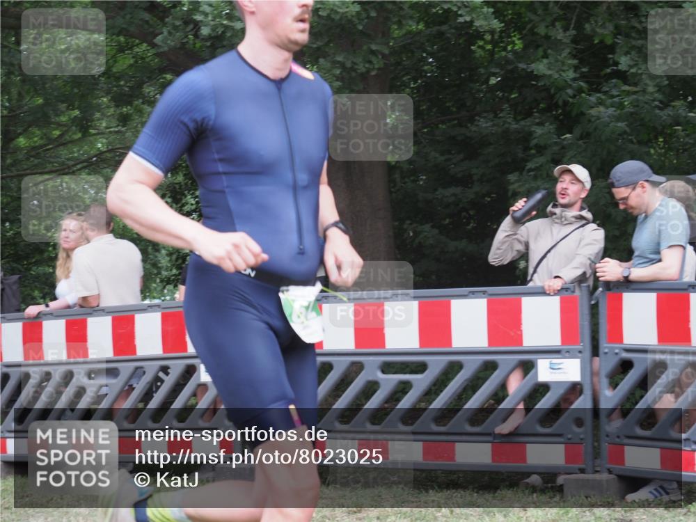 21.06.2025 - 27. Vierlanden-Triathlon KatJ http://msf.ph/oto/8023025 15.06.2025 13:22:49 Ziel 642, 841 meine-sportfotos.de