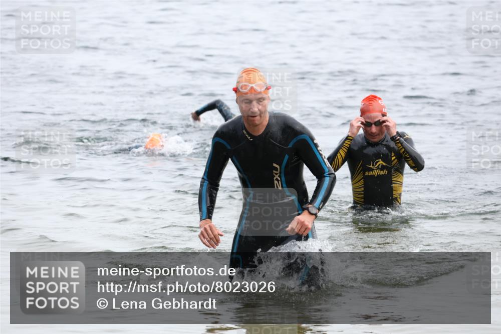 15.06.2025 - 27. Vierlanden-Triathlon Lena Gebhardt http://msf.ph/oto/8023026 15.06.2025 10:52:07 Schwimmen 652, 693 meine-sportfotos.de