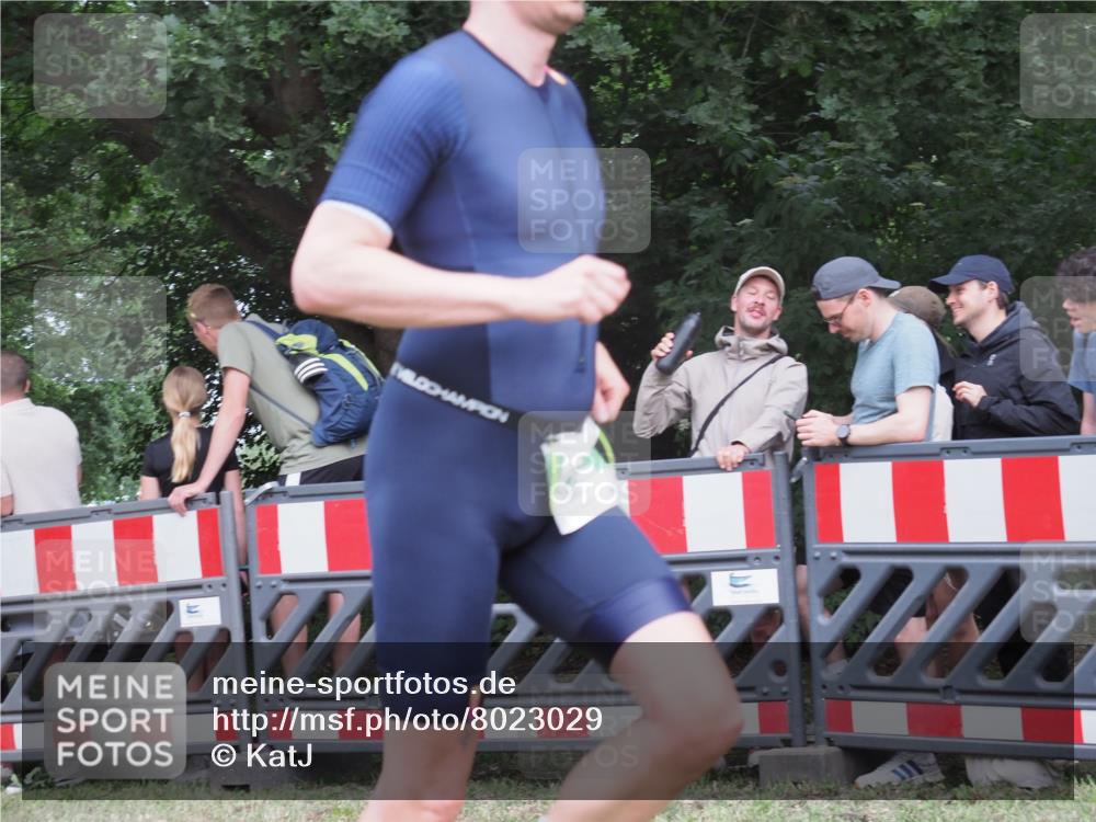 21.06.2025 - 27. Vierlanden-Triathlon KatJ http://msf.ph/oto/8023029 15.06.2025 13:22:49 Ziel 642, 841 meine-sportfotos.de