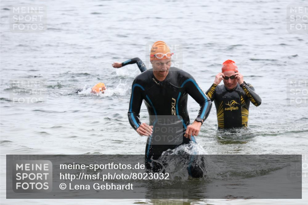 15.06.2025 - 27. Vierlanden-Triathlon Lena Gebhardt http://msf.ph/oto/8023032 15.06.2025 10:52:08 Schwimmen 652, 693 meine-sportfotos.de