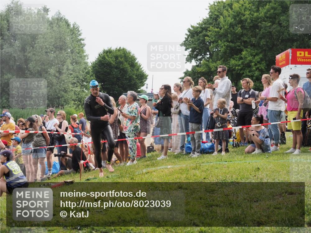 15.06.2025 - 27. Vierlanden-Triathlon KatJ http://msf.ph/oto/8023039 15.06.2025 10:55:45 Schwimmen 639, 712, 736 meine-sportfotos.de