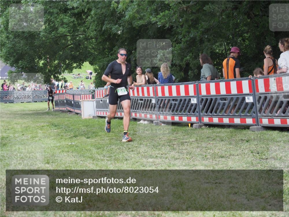21.06.2025 - 27. Vierlanden-Triathlon KatJ http://msf.ph/oto/8023054 15.06.2025 13:22:56 Ziel 794, 841 meine-sportfotos.de