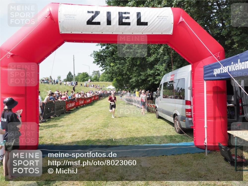 21.06.2025 - 27. Vierlanden-Triathlon MichiJ http://msf.ph/oto/8023060 15.06.2026 11:38:49 Ziel 594 meine-sportfotos.de