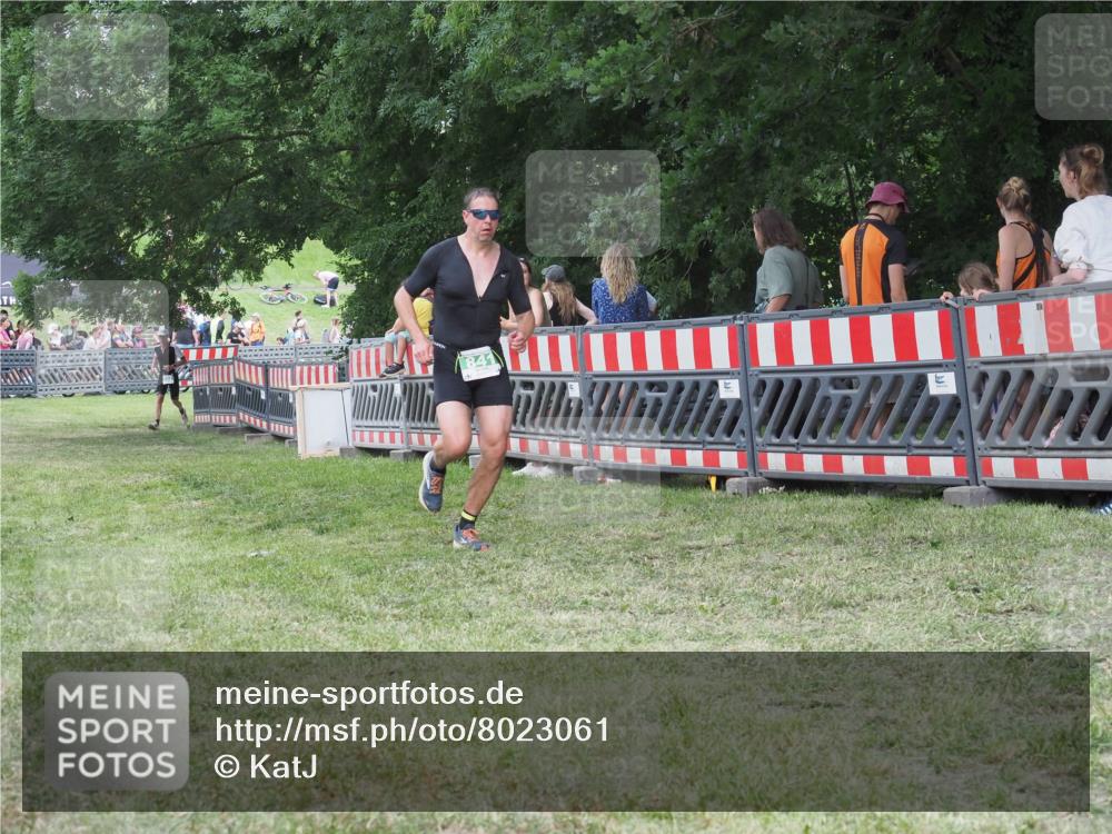 21.06.2025 - 27. Vierlanden-Triathlon KatJ http://msf.ph/oto/8023061 15.06.2025 13:22:57 Ziel 794, 841 meine-sportfotos.de