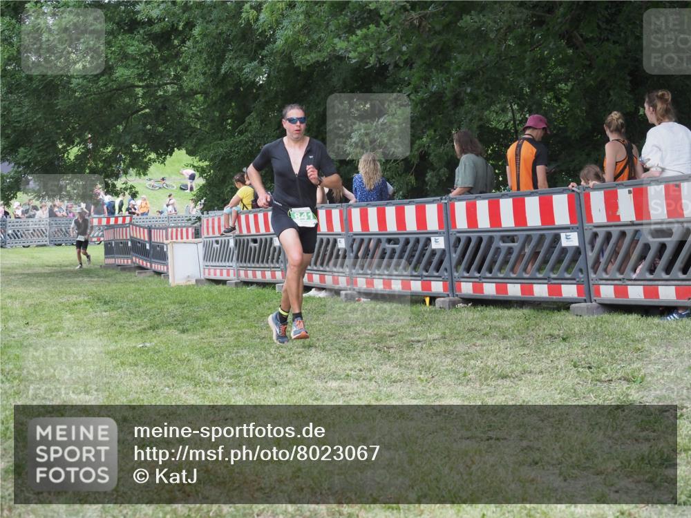 21.06.2025 - 27. Vierlanden-Triathlon KatJ http://msf.ph/oto/8023067 15.06.2025 13:22:57 Ziel 794, 841 meine-sportfotos.de