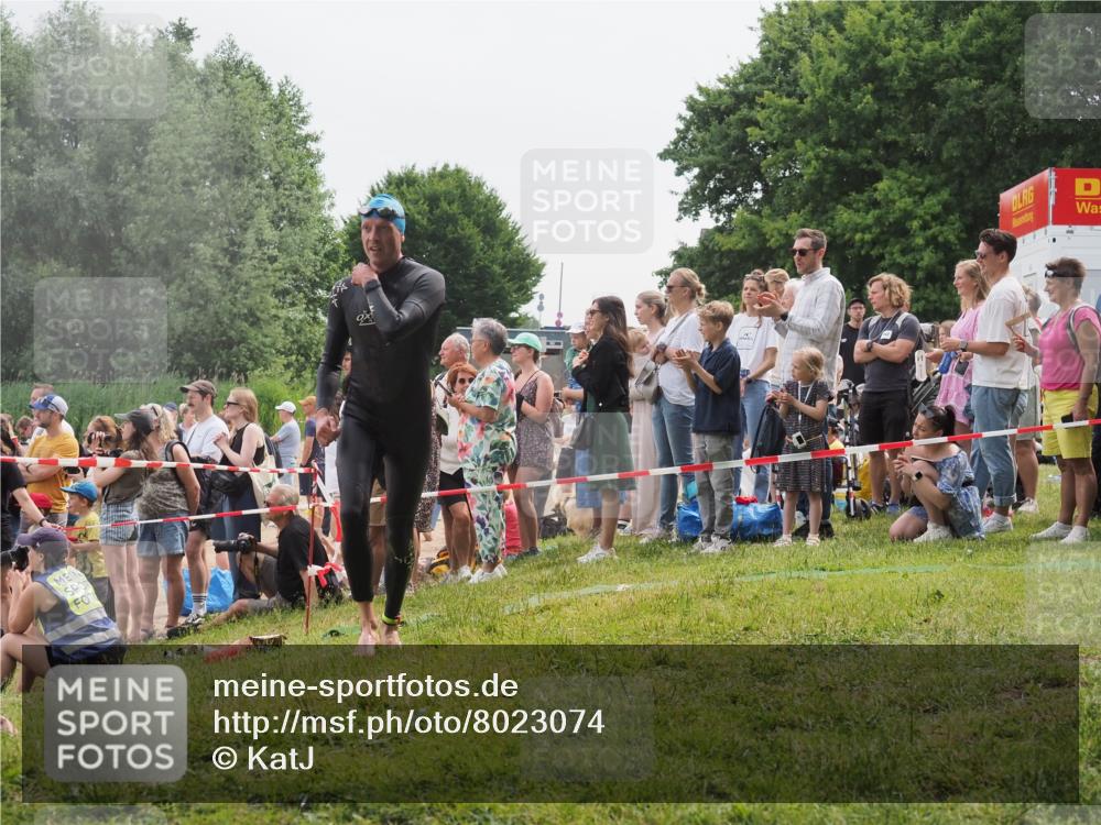 15.06.2025 - 27. Vierlanden-Triathlon KatJ http://msf.ph/oto/8023074 15.06.2025 10:55:46 Schwimmen 712, 736 meine-sportfotos.de