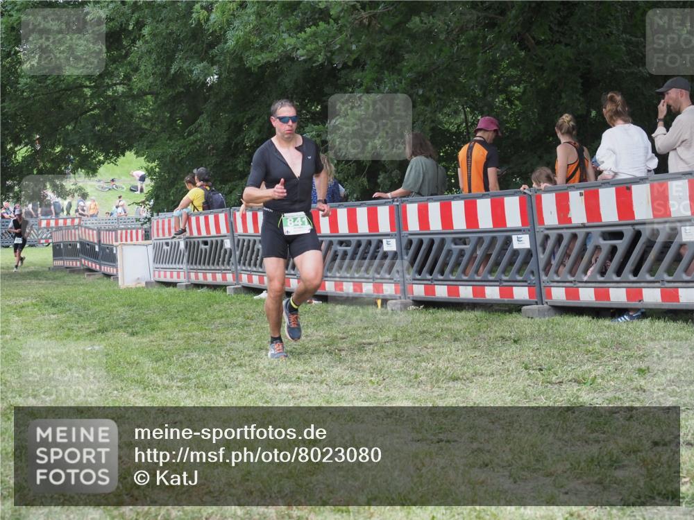 21.06.2025 - 27. Vierlanden-Triathlon KatJ http://msf.ph/oto/8023080 15.06.2025 13:22:57 Ziel 794, 841 meine-sportfotos.de