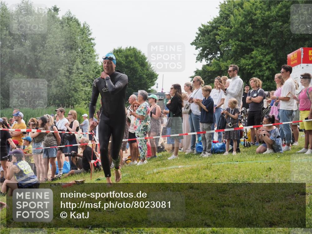 15.06.2025 - 27. Vierlanden-Triathlon KatJ http://msf.ph/oto/8023081 15.06.2025 10:55:46 Schwimmen 712, 736 meine-sportfotos.de
