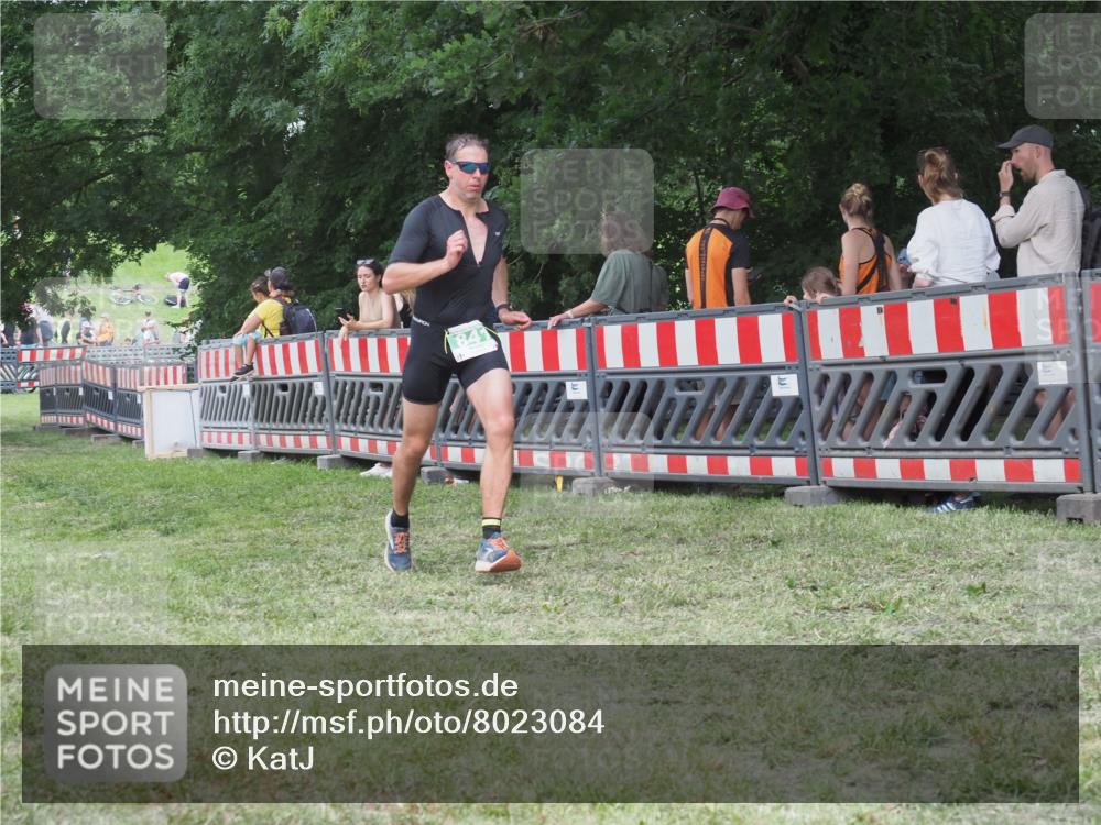 21.06.2025 - 27. Vierlanden-Triathlon KatJ http://msf.ph/oto/8023084 15.06.2025 13:22:57 Ziel 794, 841 meine-sportfotos.de