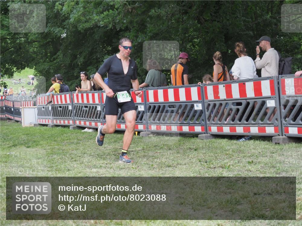 21.06.2025 - 27. Vierlanden-Triathlon KatJ http://msf.ph/oto/8023088 15.06.2025 13:22:57 Ziel 794, 841 meine-sportfotos.de