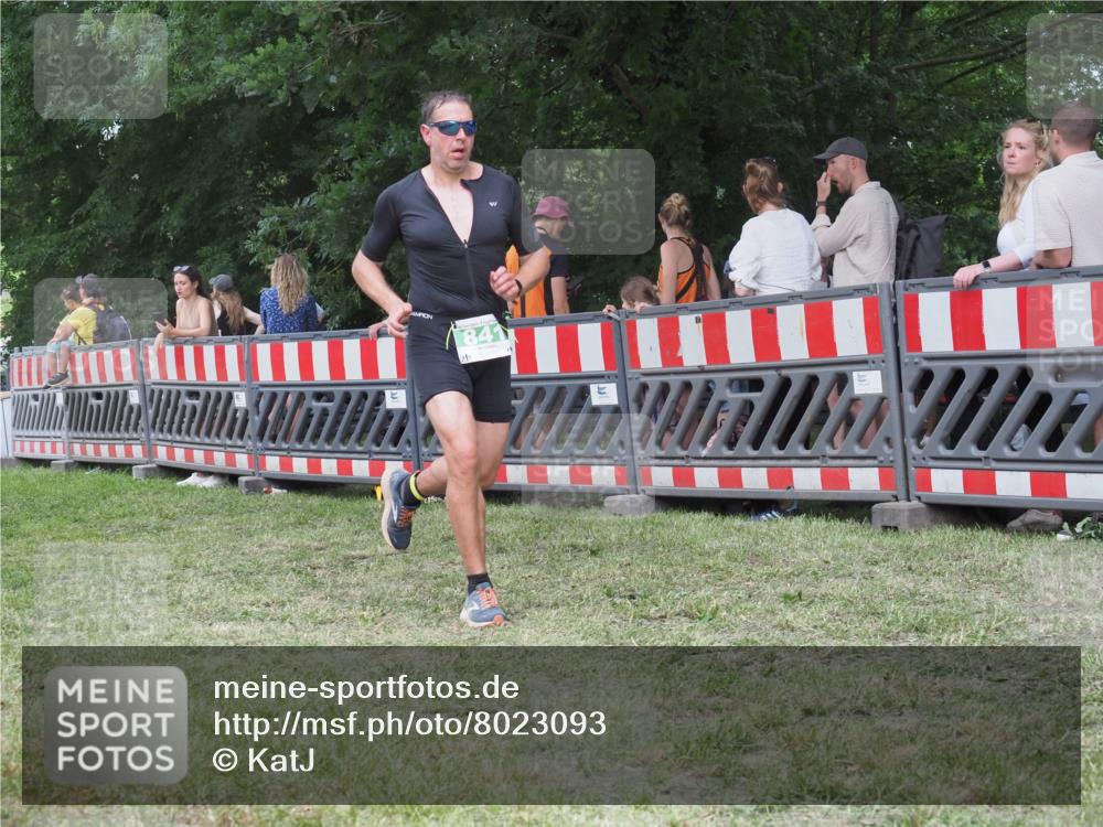 21.06.2025 - 27. Vierlanden-Triathlon KatJ http://msf.ph/oto/8023093 15.06.2025 13:22:58 Ziel 794, 841 meine-sportfotos.de