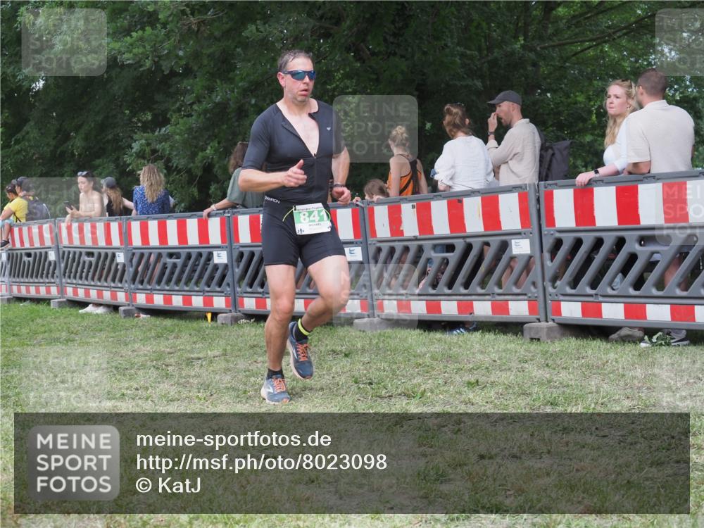 21.06.2025 - 27. Vierlanden-Triathlon KatJ http://msf.ph/oto/8023098 15.06.2025 13:22:58 Ziel 794, 841 meine-sportfotos.de