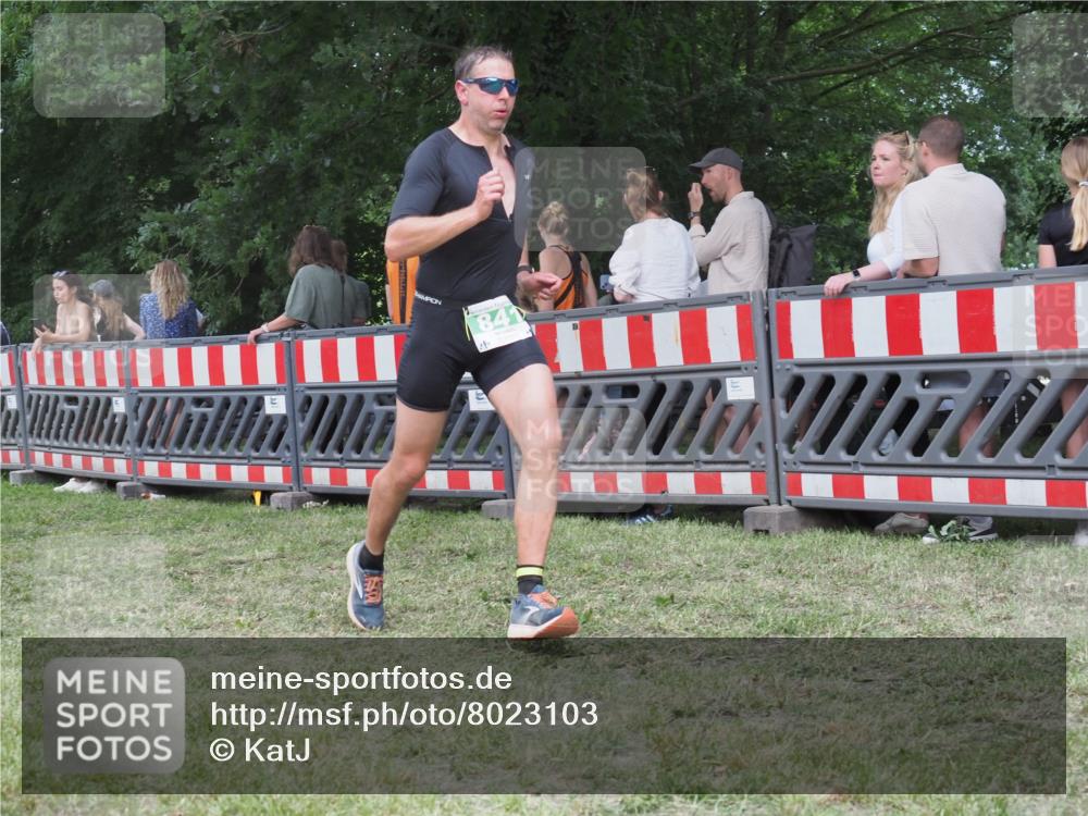21.06.2025 - 27. Vierlanden-Triathlon KatJ http://msf.ph/oto/8023103 15.06.2025 13:22:58 Ziel 794, 841 meine-sportfotos.de