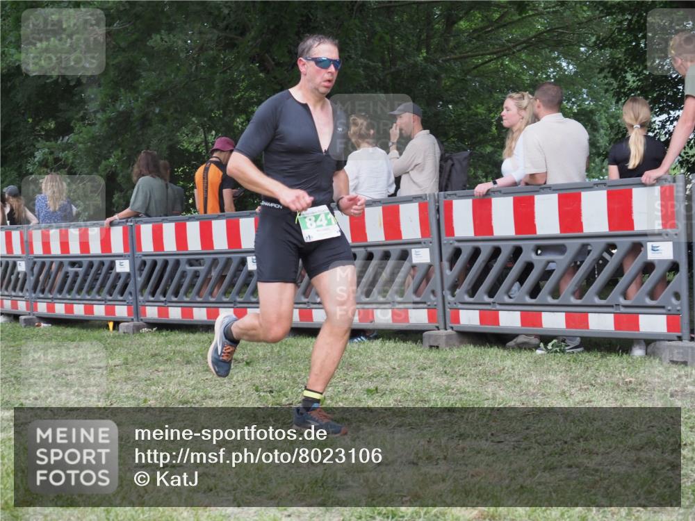 21.06.2025 - 27. Vierlanden-Triathlon KatJ http://msf.ph/oto/8023106 15.06.2025 13:22:58 Ziel 794, 841 meine-sportfotos.de