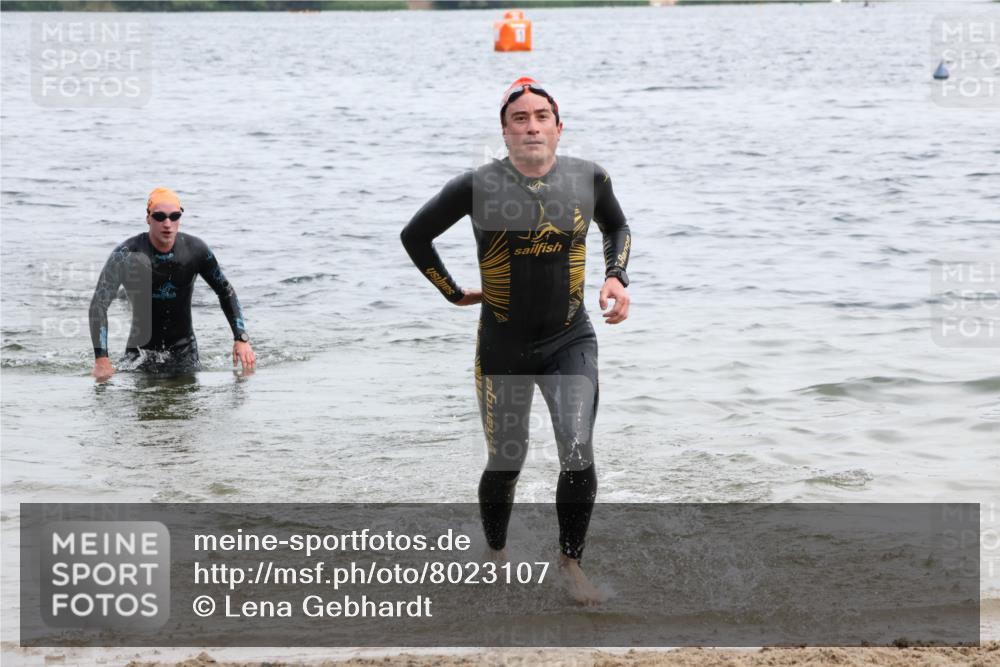 15.06.2025 - 27. Vierlanden-Triathlon Lena Gebhardt http://msf.ph/oto/8023107 15.06.2025 10:52:15 Schwimmen 652, 693, 759 meine-sportfotos.de