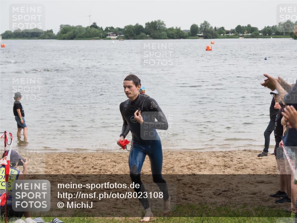 21.06.2025 - 27. Vierlanden-Triathlon MichiJ http://msf.ph/oto/8023108 15.06.2026 10:53:54 Schwimmen 650, 726, 757 meine-sportfotos.de