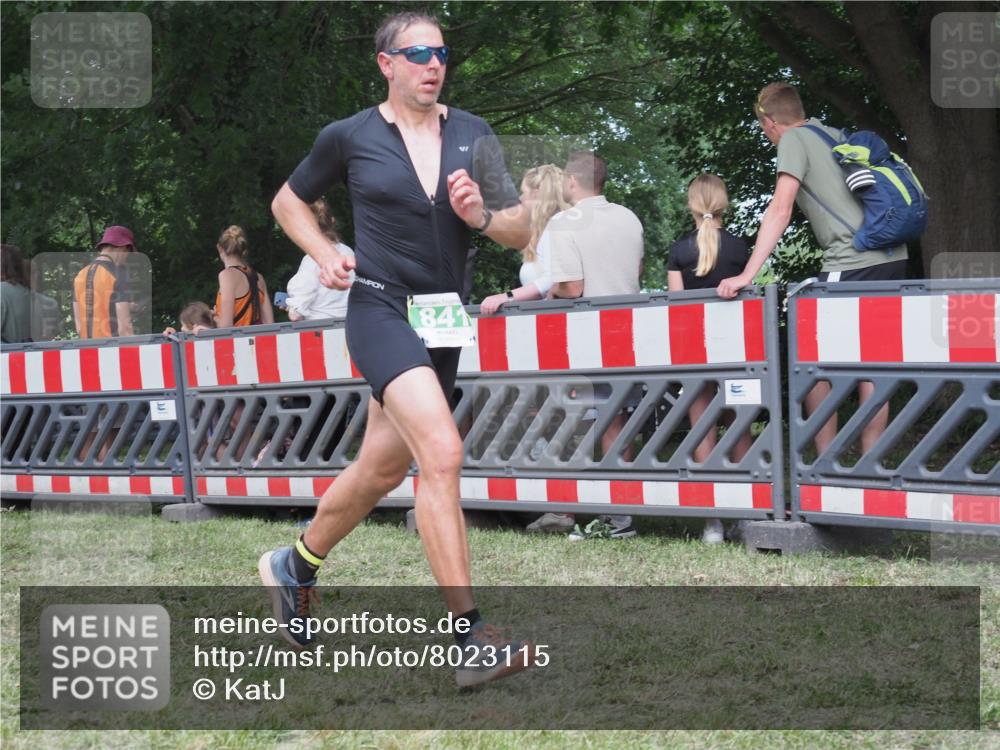21.06.2025 - 27. Vierlanden-Triathlon KatJ http://msf.ph/oto/8023115 15.06.2025 13:22:58 Ziel 794, 841 meine-sportfotos.de