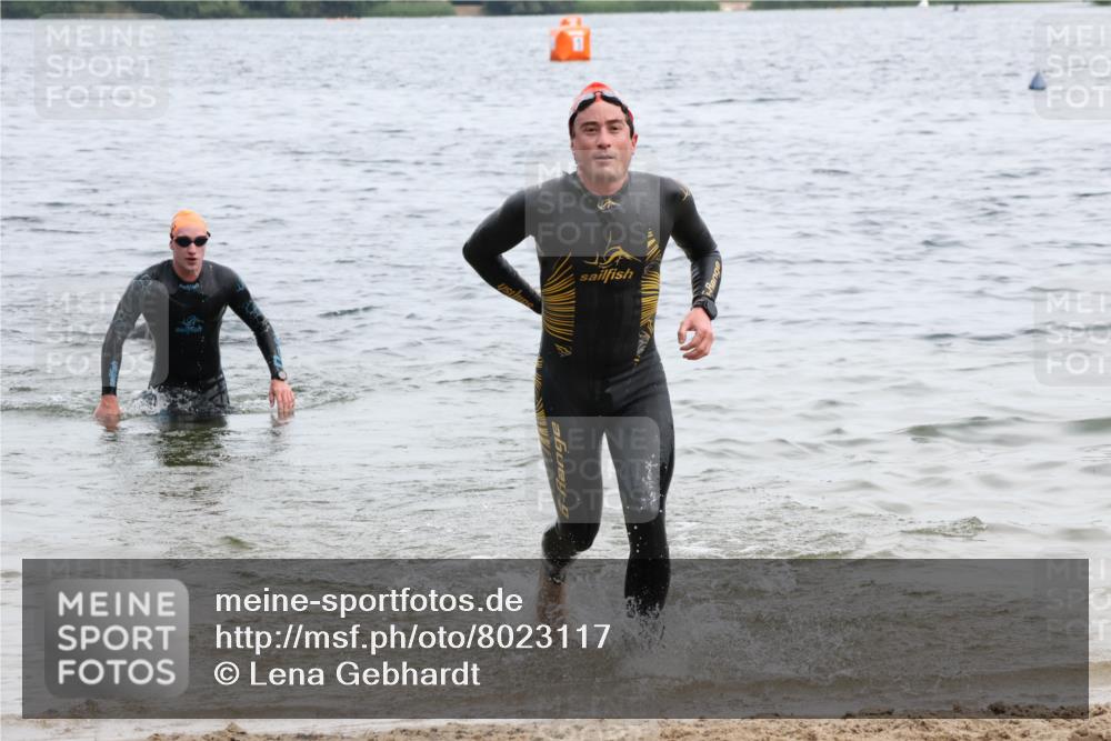 15.06.2025 - 27. Vierlanden-Triathlon Lena Gebhardt http://msf.ph/oto/8023117 15.06.2025 10:52:15 Schwimmen 652, 693, 759 meine-sportfotos.de