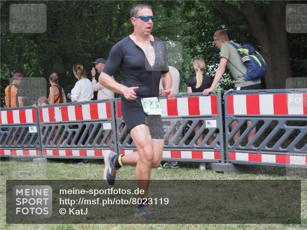 21.06.2025 - 27. Vierlanden-Triathlon KatJ http://msf.ph/oto/8023119 15.06.2025 13:22:58 Ziel 794, 841 meine-sportfotos.de