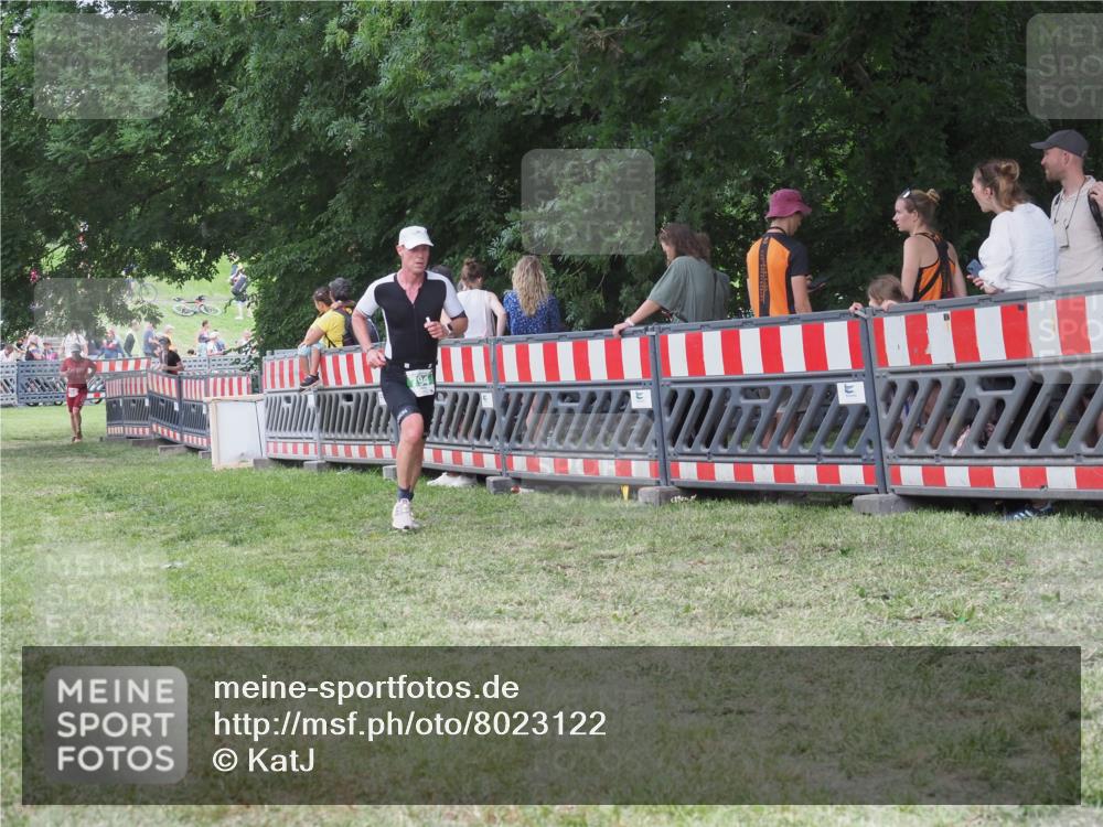21.06.2025 - 27. Vierlanden-Triathlon KatJ http://msf.ph/oto/8023122 15.06.2025 13:23:04 Ziel 738, 794 meine-sportfotos.de
