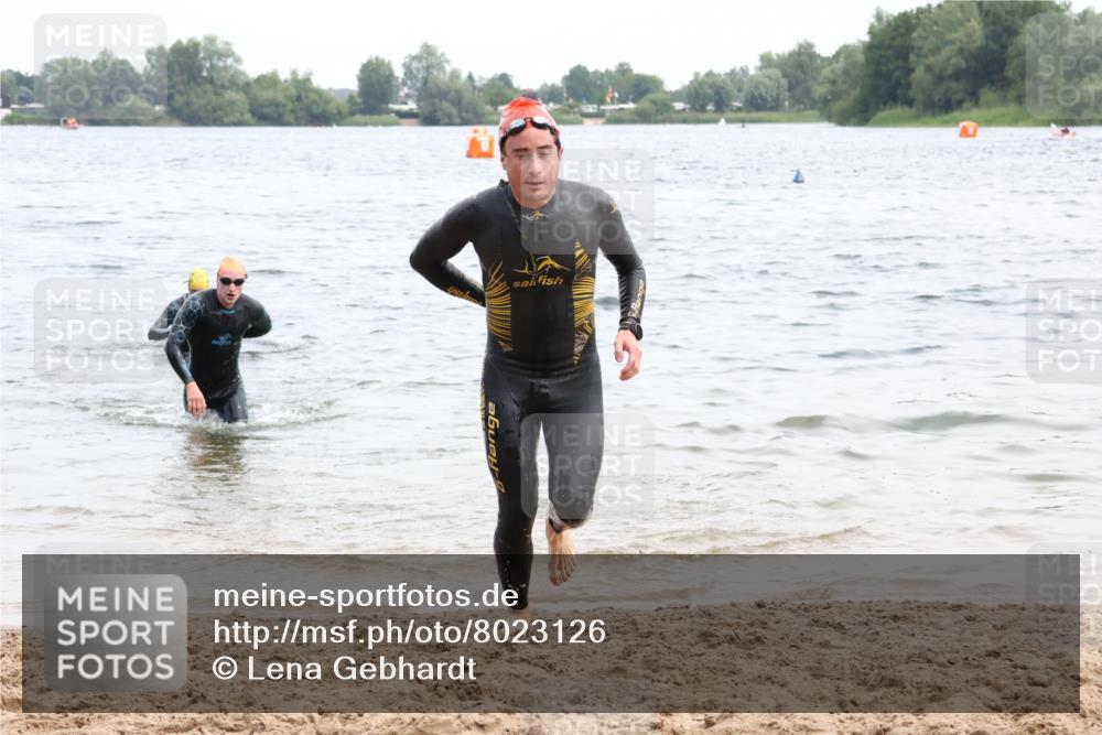 15.06.2025 - 27. Vierlanden-Triathlon Lena Gebhardt http://msf.ph/oto/8023126 15.06.2025 10:52:16 Schwimmen 652, 693, 759 meine-sportfotos.de