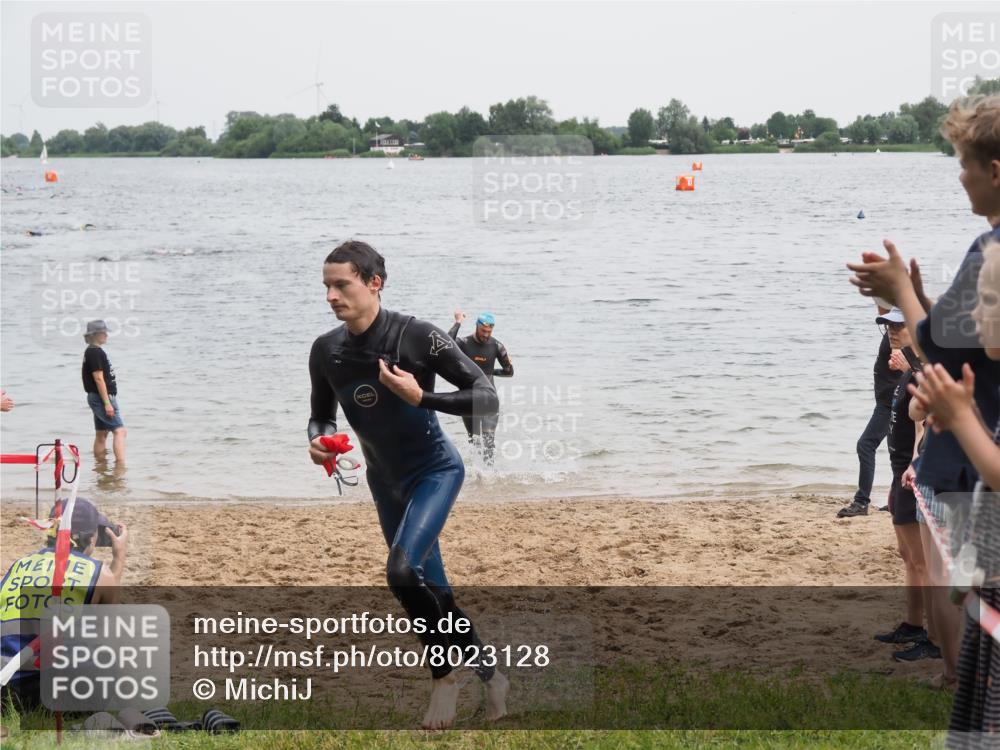 21.06.2025 - 27. Vierlanden-Triathlon MichiJ http://msf.ph/oto/8023128 15.06.2026 10:53:54 Schwimmen 650, 726, 757 meine-sportfotos.de