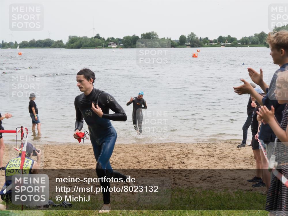 21.06.2025 - 27. Vierlanden-Triathlon MichiJ http://msf.ph/oto/8023132 15.06.2026 10:53:55 Schwimmen 650, 726, 757 meine-sportfotos.de