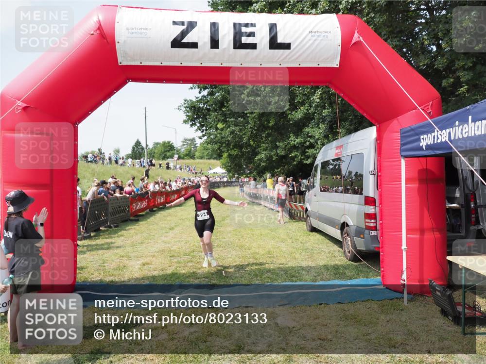21.06.2025 - 27. Vierlanden-Triathlon MichiJ http://msf.ph/oto/8023133 15.06.2026 11:38:51 Ziel 594 meine-sportfotos.de