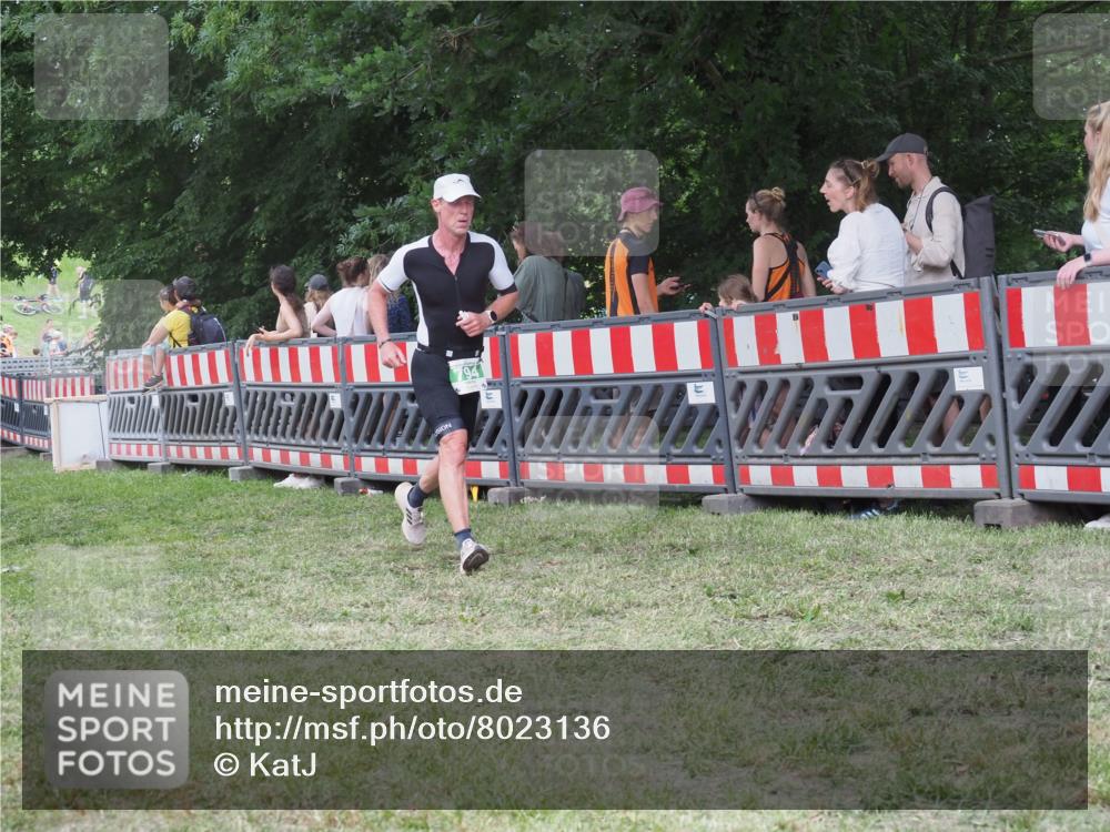 21.06.2025 - 27. Vierlanden-Triathlon KatJ http://msf.ph/oto/8023136 15.06.2025 13:23:05 Ziel 160, 738, 794 meine-sportfotos.de