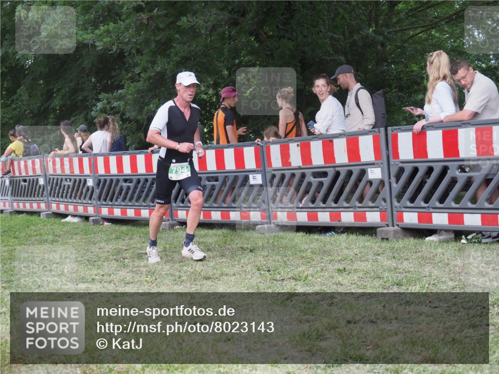21.06.2025 - 27. Vierlanden-Triathlon KatJ http://msf.ph/oto/8023143 15.06.2025 13:23:05 Ziel 160, 738, 794 meine-sportfotos.de