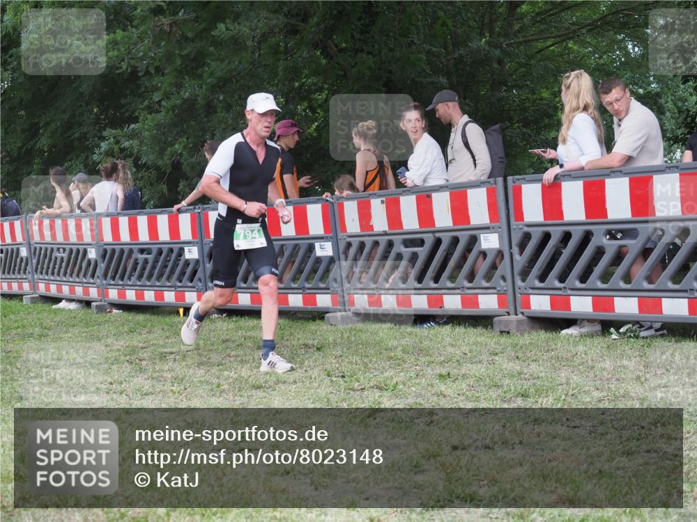 21.06.2025 - 27. Vierlanden-Triathlon KatJ http://msf.ph/oto/8023148 15.06.2025 13:23:05 Ziel 160, 738, 794 meine-sportfotos.de