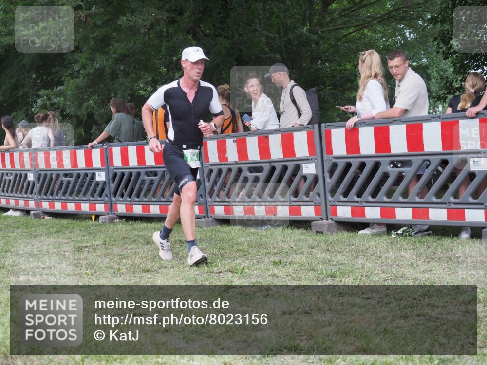21.06.2025 - 27. Vierlanden-Triathlon KatJ http://msf.ph/oto/8023156 15.06.2025 13:23:05 Ziel 160, 738, 794 meine-sportfotos.de