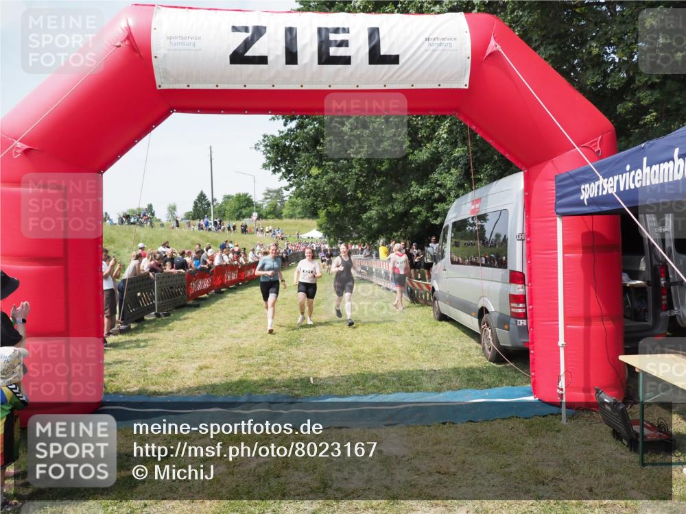 21.06.2025 - 27. Vierlanden-Triathlon MichiJ http://msf.ph/oto/8023167 15.06.2026 11:39:08 Ziel 621 meine-sportfotos.de