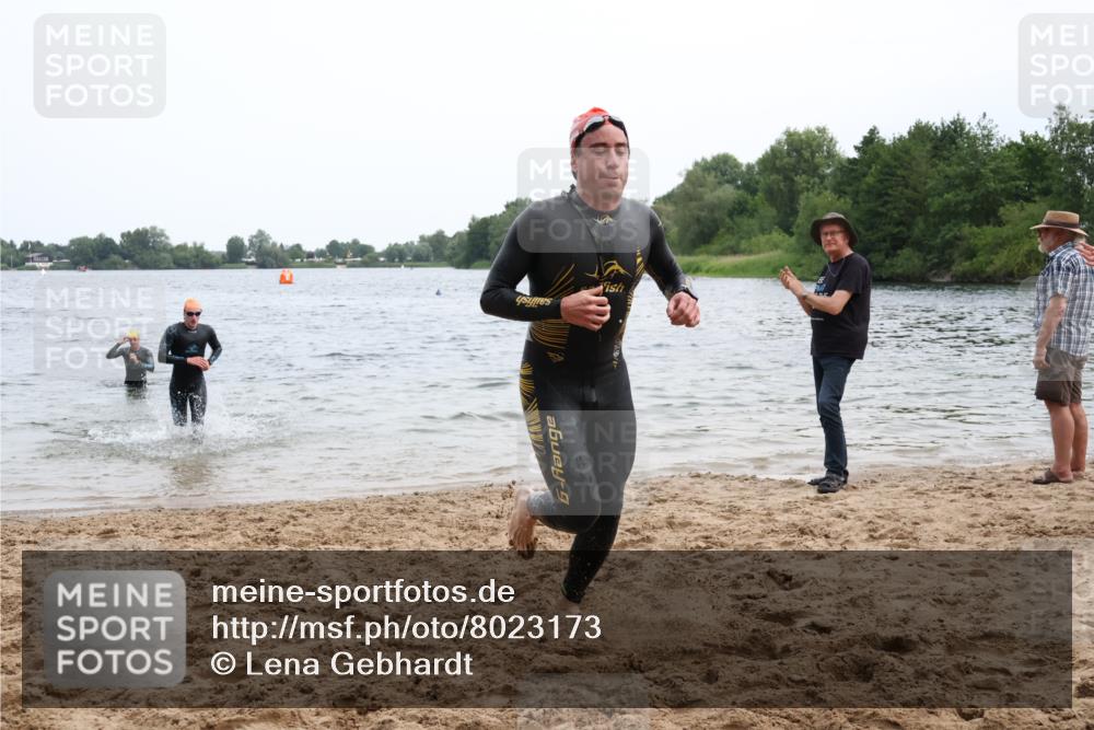 15.06.2025 - 27. Vierlanden-Triathlon Lena Gebhardt http://msf.ph/oto/8023173 15.06.2025 10:52:18 Schwimmen 652, 682, 693, 759 meine-sportfotos.de