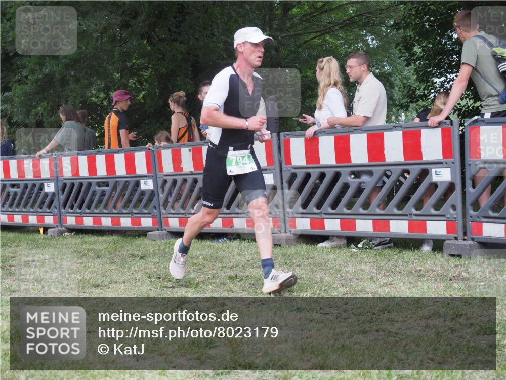 21.06.2025 - 27. Vierlanden-Triathlon KatJ http://msf.ph/oto/8023179 15.06.2025 13:23:06 Ziel 160, 738, 794 meine-sportfotos.de