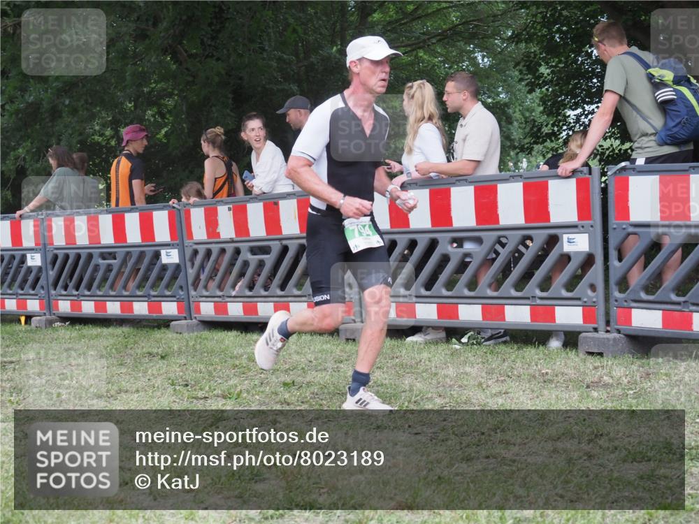 21.06.2025 - 27. Vierlanden-Triathlon KatJ http://msf.ph/oto/8023189 15.06.2025 13:23:06 Ziel 160, 738, 794 meine-sportfotos.de