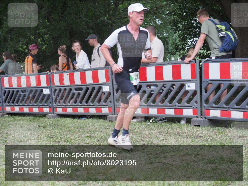 21.06.2025 - 27. Vierlanden-Triathlon KatJ http://msf.ph/oto/8023195 15.06.2025 13:23:06 Ziel 160, 738, 794 meine-sportfotos.de